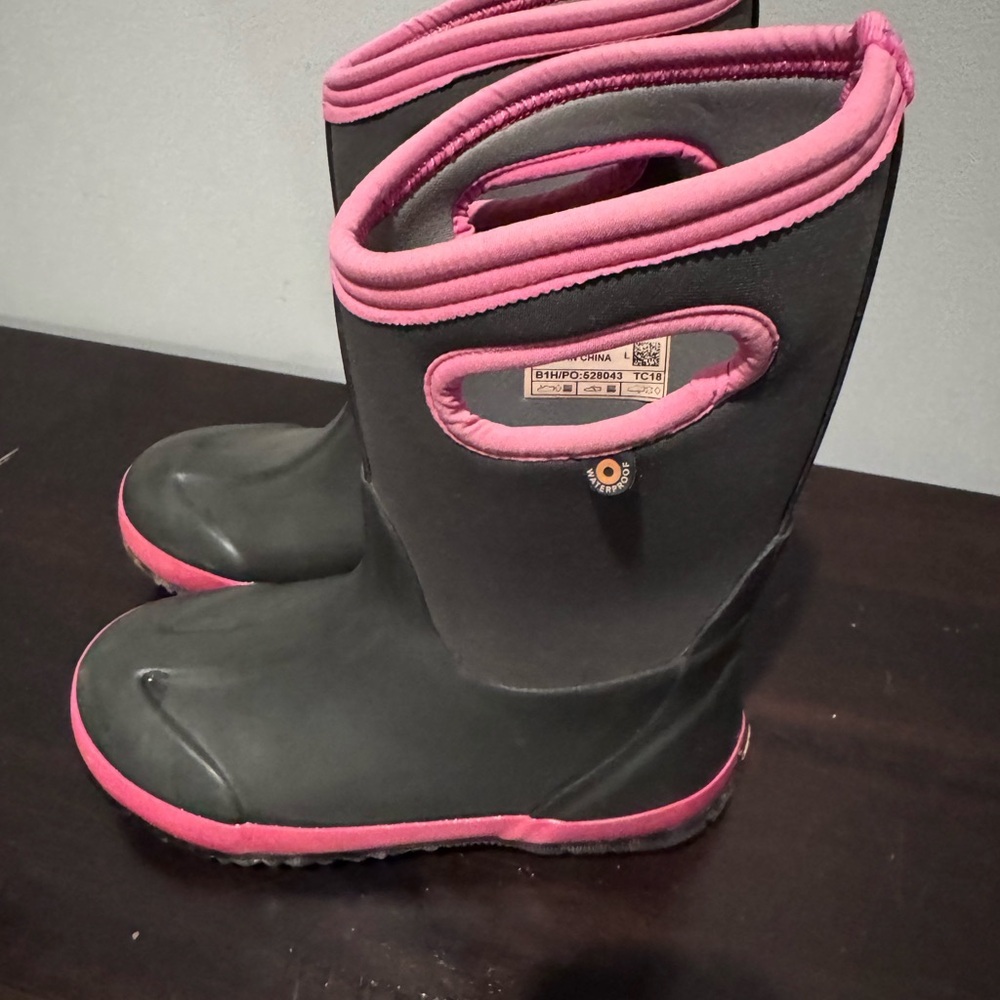 Bogs Classic Matte Kids Waterproof Boots - Black and Pink